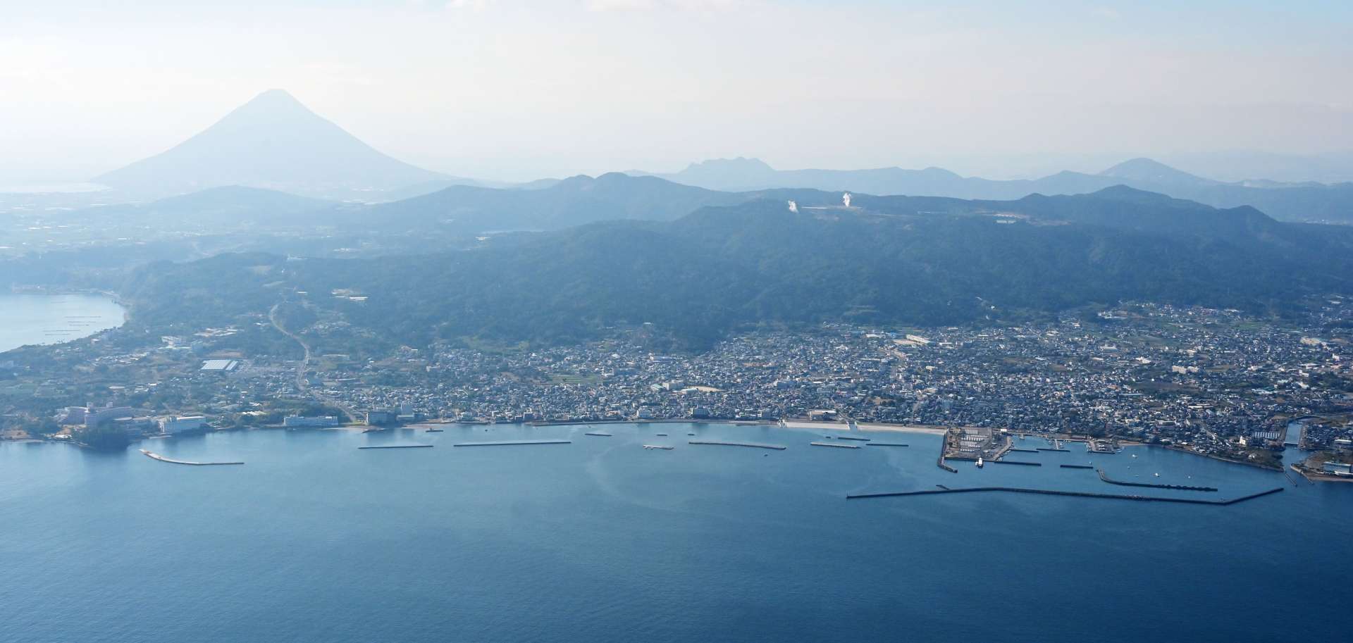砂浜の再生や堤防の整備が進む指宿港海岸一帯＝１月８日