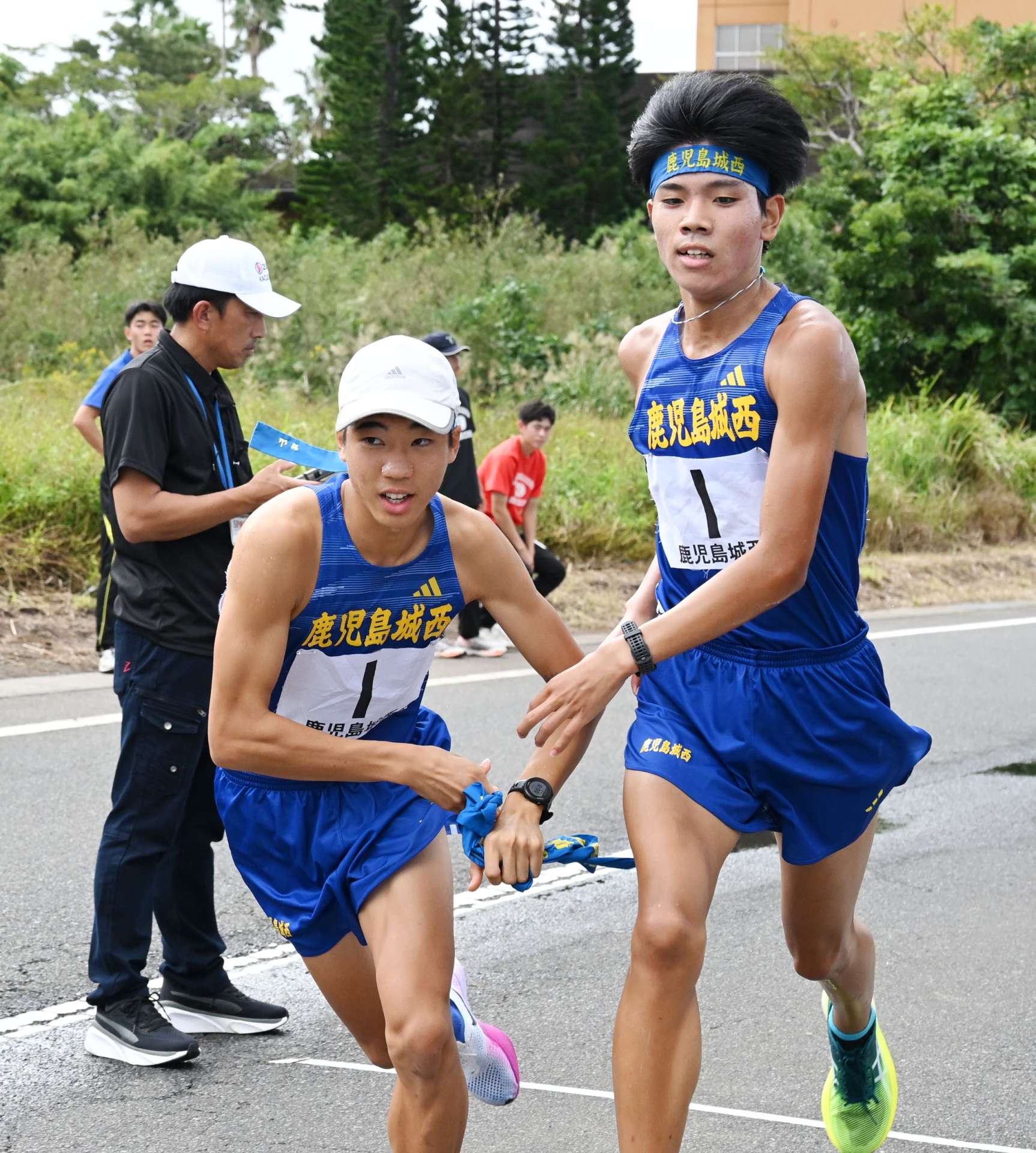 第６中継所、たすきリレーをする鹿城西の中島（右）と山口＝指宿市