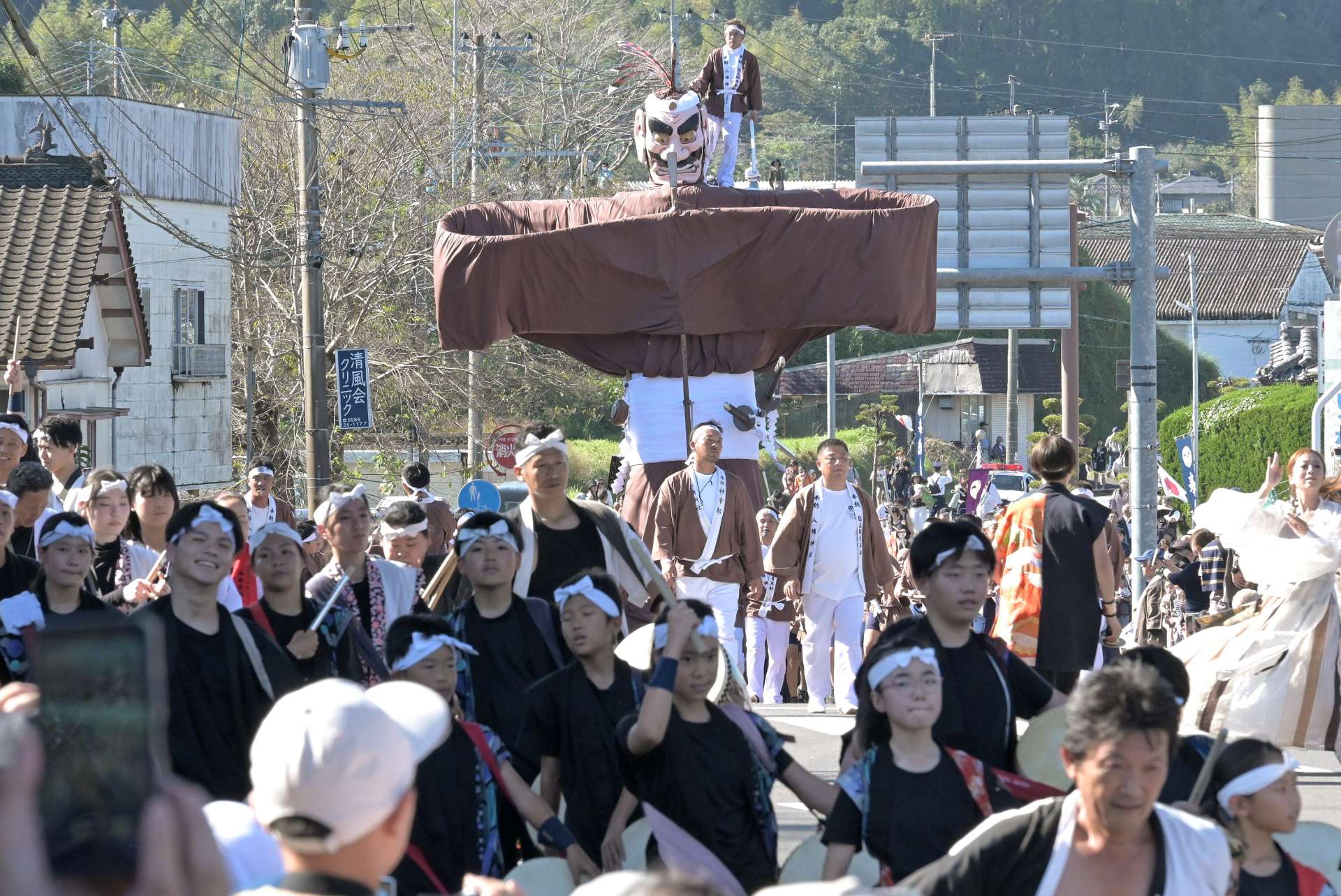 巨体を揺らし市街地を練り歩く弥五郎どん＝３日、曽於市大隅町岩川