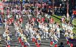 色とりどりの衣装で繁華街を練り歩く踊り連＝３日、鹿児島市東千石町