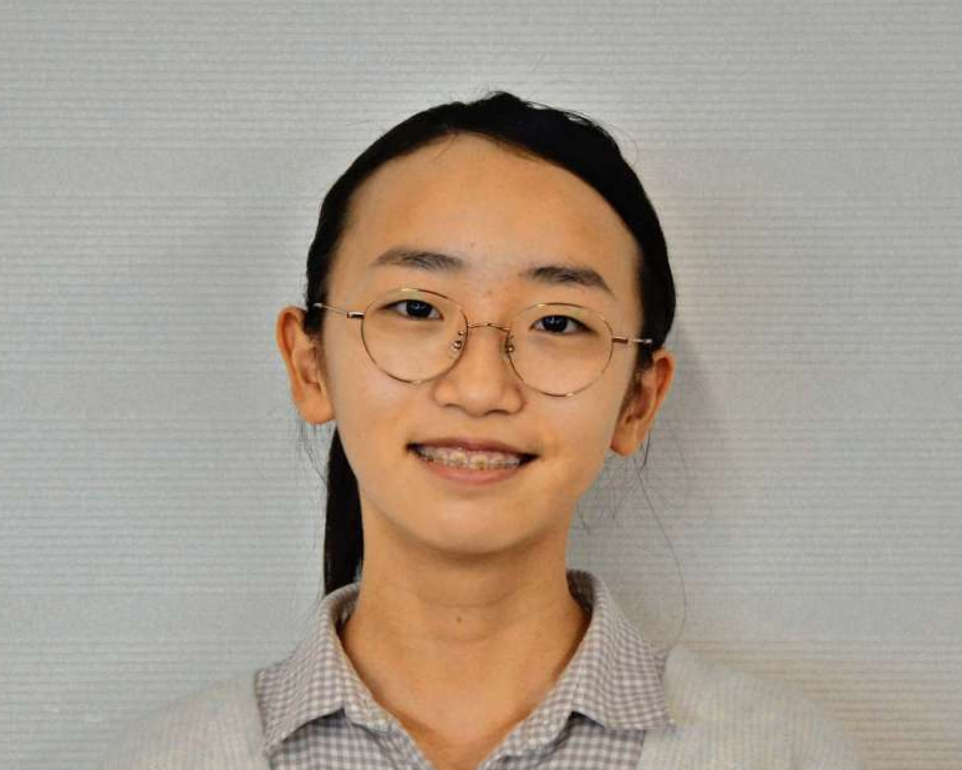 南日本中学生英語弁論大会で最優秀賞に輝いた鹿児島第一中学校１年の金丸めいかさん＝３日、鹿児島市の南日本新聞社