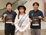 神戸ルミナリエをＰＲする宣伝隊＝１日、鹿児島市の南日本新聞社