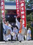 勇壮な踊りを奉納する東鹿篭太鼓踊り保存会＝枕崎市の南方神社