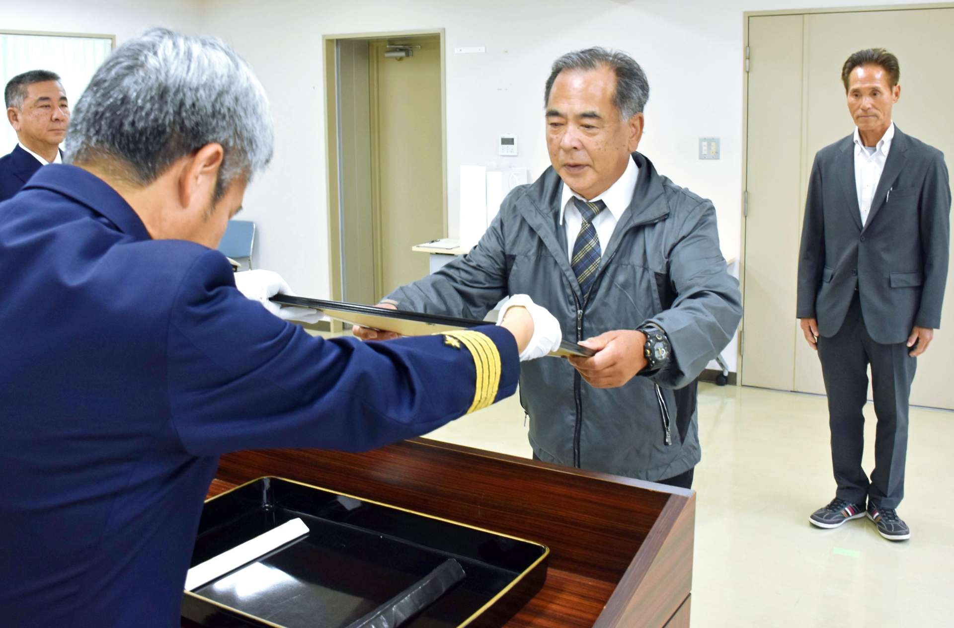 感謝状を受け取る石原成人さん（右から２人目）と池田安彦さん（右奥）＝５日、いちき串木野市の串木野海上保安部