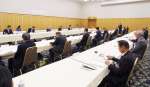 鹿児島県市議会議長会からの要望を受ける国会議員ら＝５日、東京都千代田区の都市センターホテル