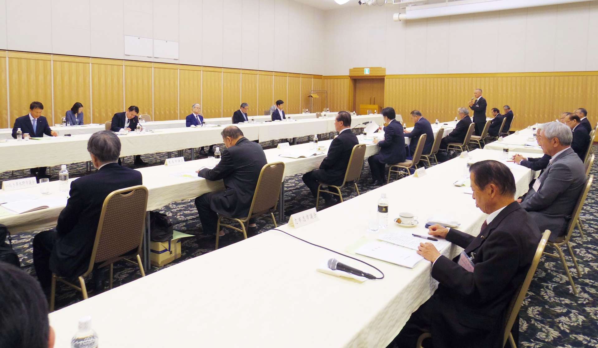 鹿児島県市議会議長会からの要望を受ける国会議員ら＝５日、東京都千代田区の都市センターホテル