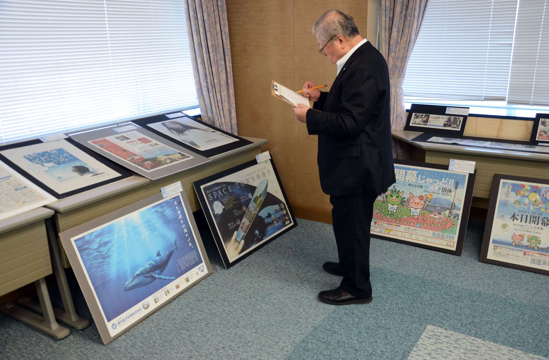 南日本広告文化賞の応募作品を審査する審査員＝６日、鹿児島市の南日本新聞会館