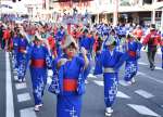 そろいの衣装で踊りを披露する参加者たち＝薩摩川内市