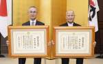 鹿児島市民表彰を受けた高田秋穗さん（左）と西村光行さん＝市役所