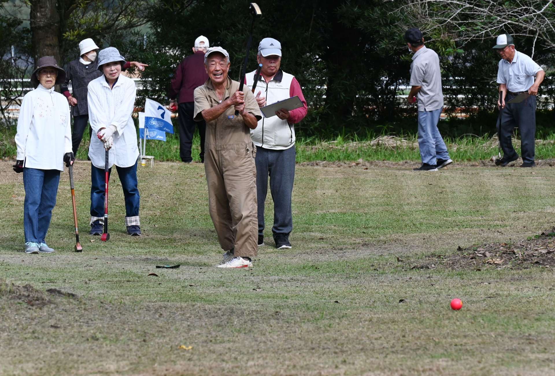 月例のグラウンドゴルフ大会を楽しむ同好会員＝南九州市川辺町下山田