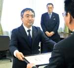 感謝状を受け取る鹿児島中央ロータリークラブの下村哲也会長とセ釜山ロータリークラブのユン・テソン会長（奥）＝５日、鹿児島市役所
