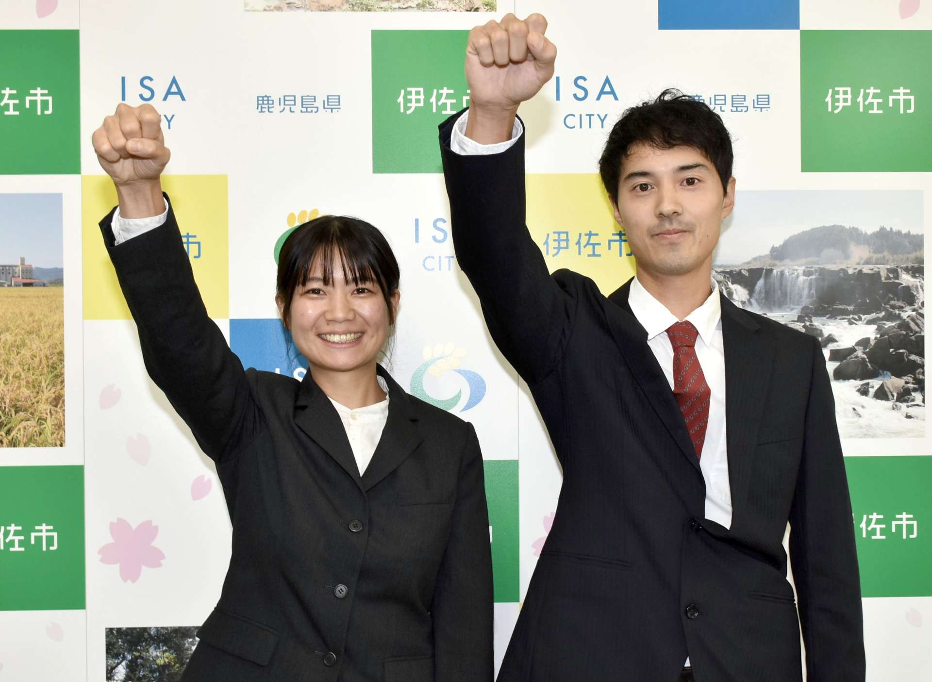 伊佐市地域おこし協力隊に就任した福田義也さん（右）、典子さん夫婦＝市役所