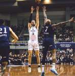 前半、シュートを狙うレブナイズのハームス（３）＝千葉ポートアリーナ（＠B.LEAGUE）