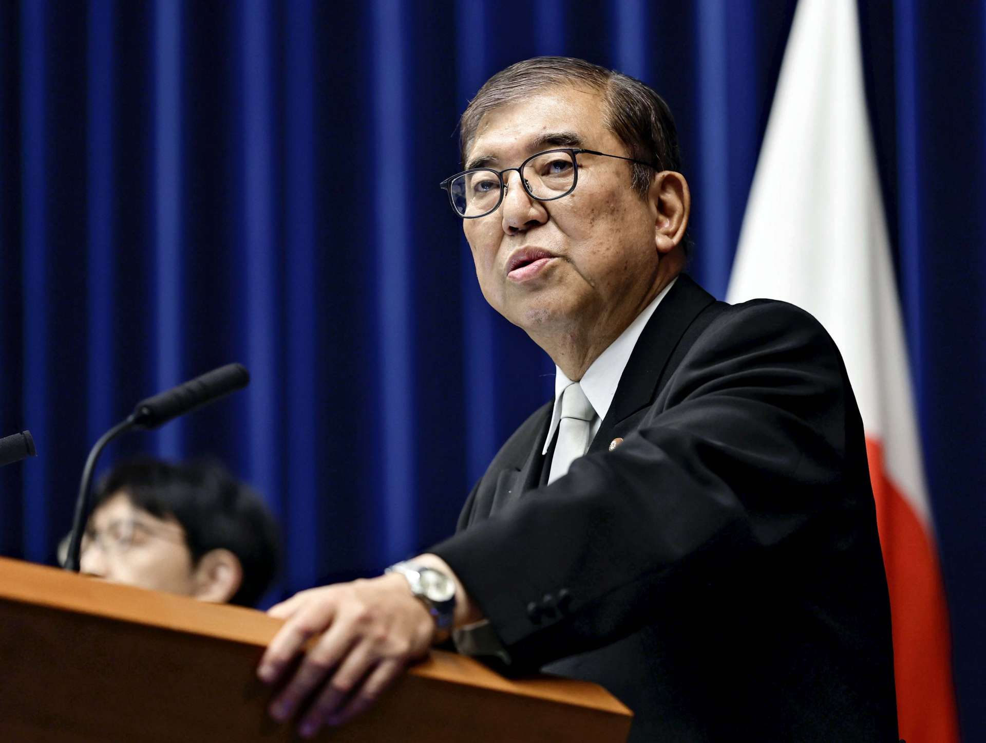第２次石破内閣が発足し、記者会見する石破茂首相＝１１日午後１０時８分、首相官邸（共同）