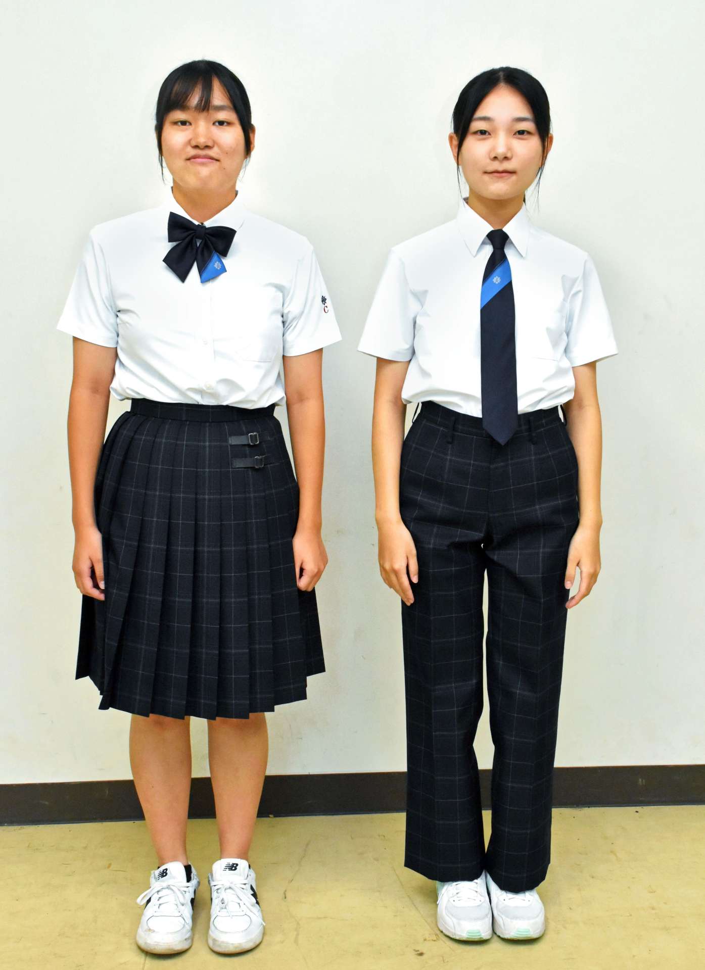 来春からリニューアルする女子生徒の夏の制服＝薩摩川内市の川内商工高校