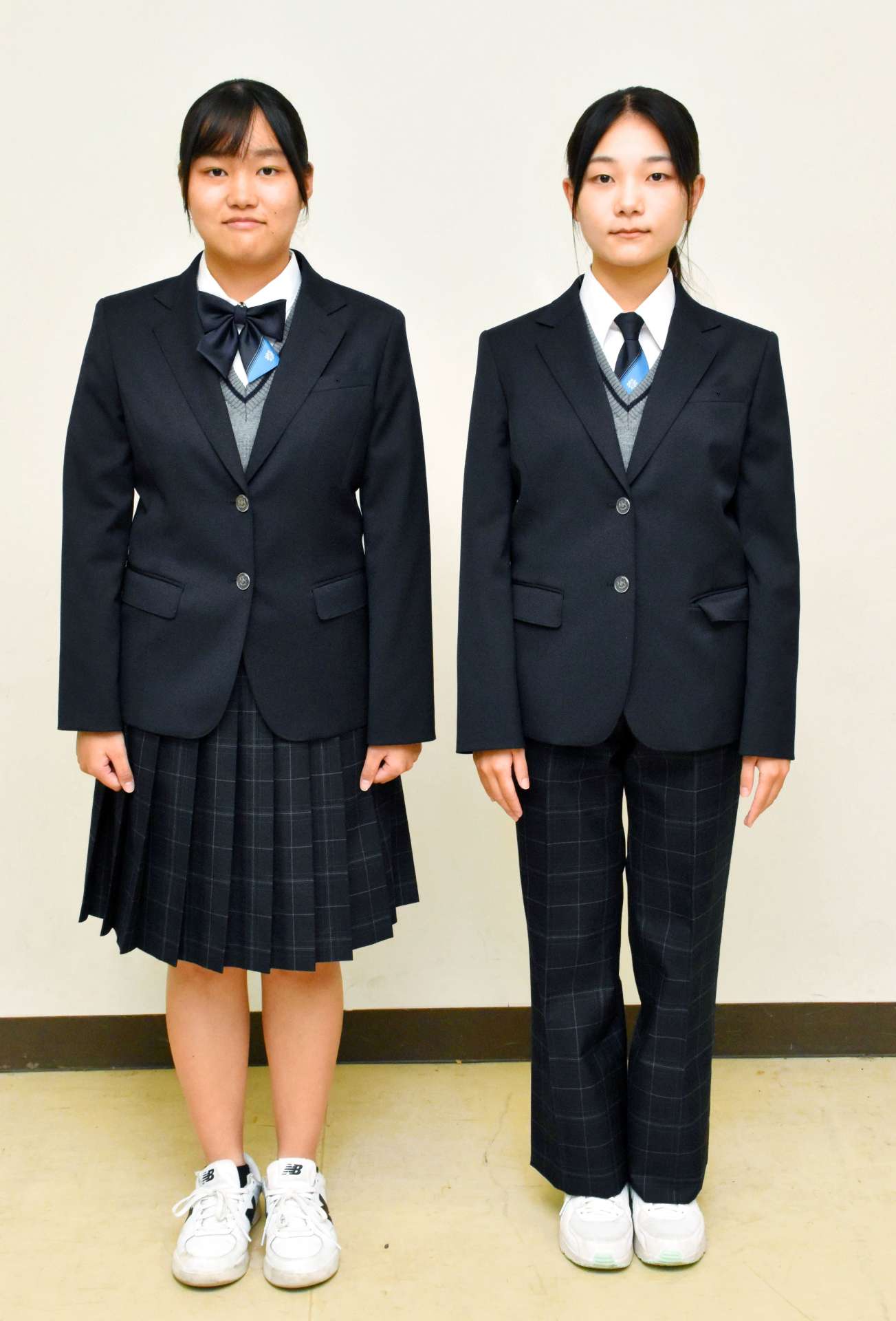 来春からリニューアルする女子生徒の冬の制服＝薩摩川内市の川内商工高校