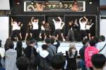 軽快なダンスを披露する出演者＝出水市麓町