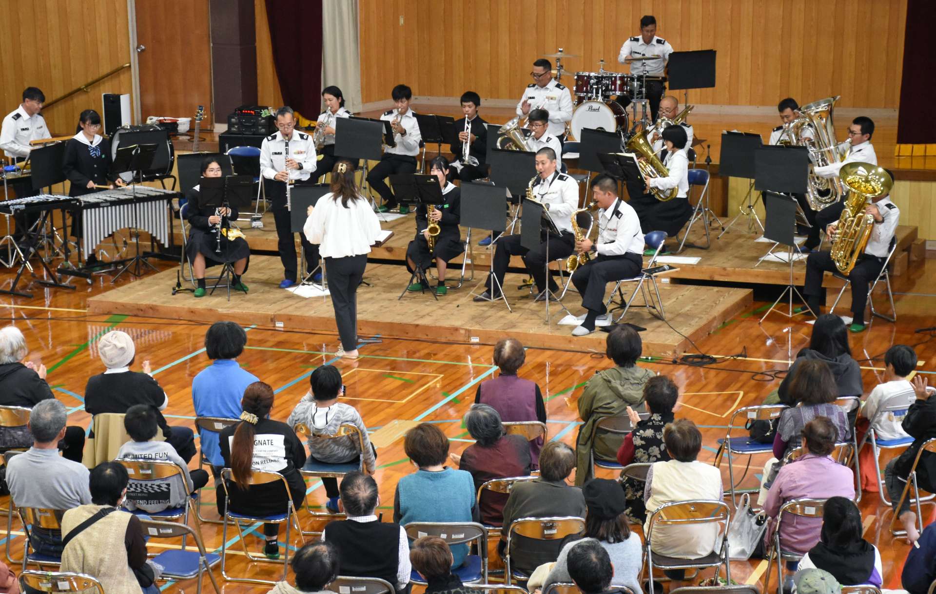陸上自衛隊の音楽部員に交じって演奏を披露する頴娃中吹奏楽部の生徒たち＝南九州市頴娃の地域交流センターはやま
