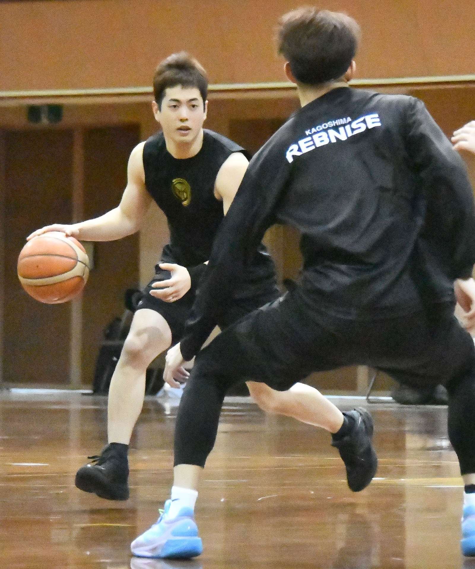 練習で相手陣内に切り込むレブナイズの藤本＝県体育館