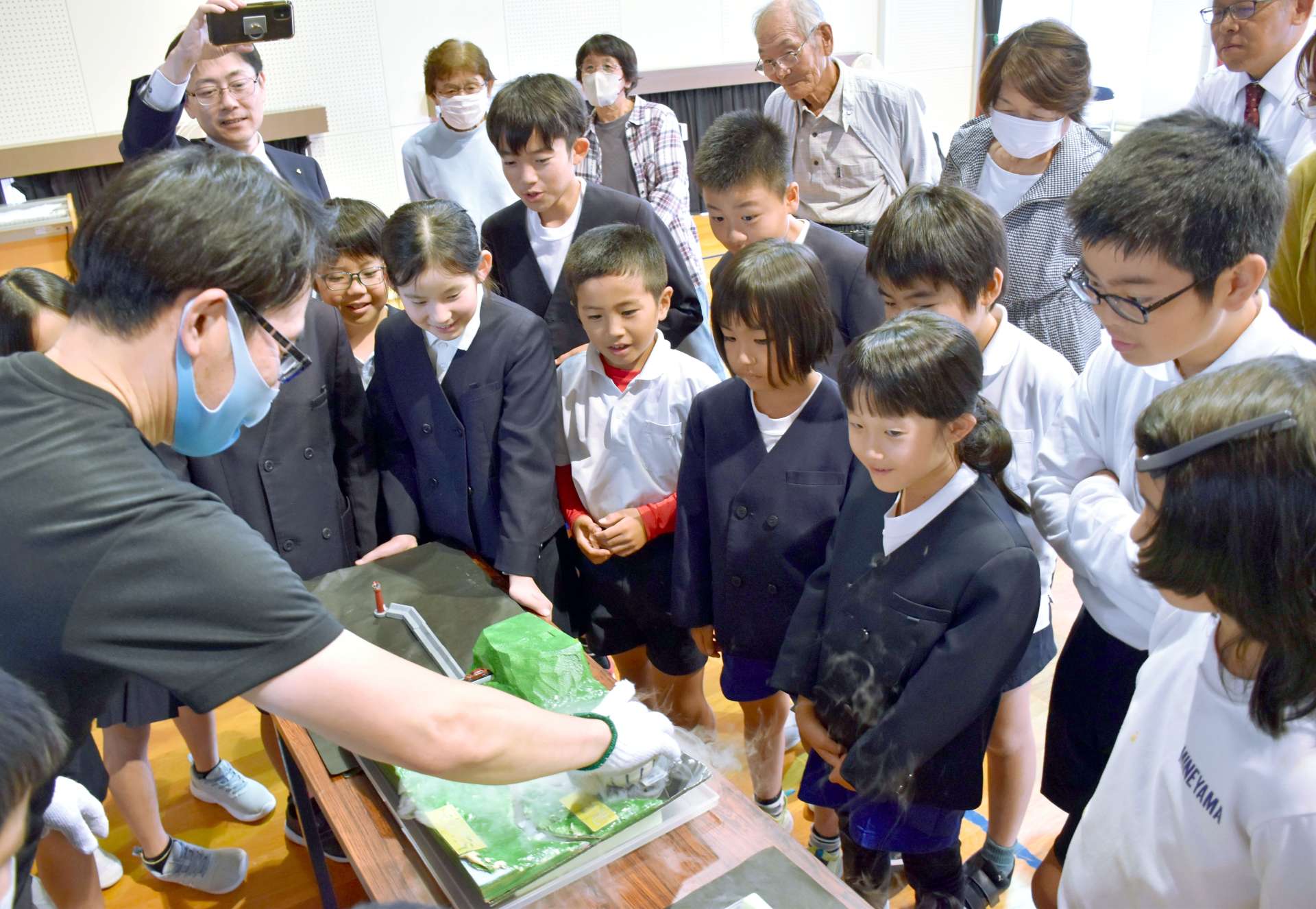 川内川あらしを再現する実験を見守る児童たち＝薩摩川内市の峰山小学校