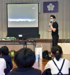 川内川あらしを映像で見る児童たち＝７日、薩摩川内市の峰山小学校
