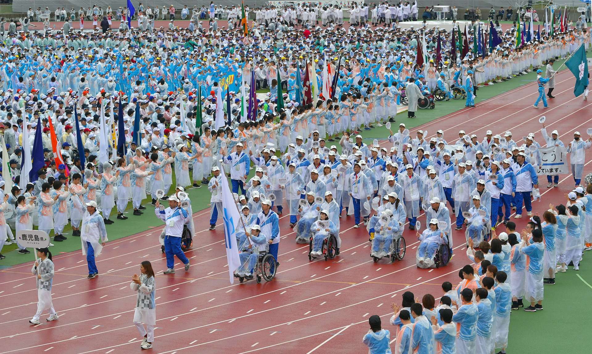 開会式で元気に入場する鹿児島県選手団＝１０月２６日、佐賀市のＳＡＧＡスタジアム