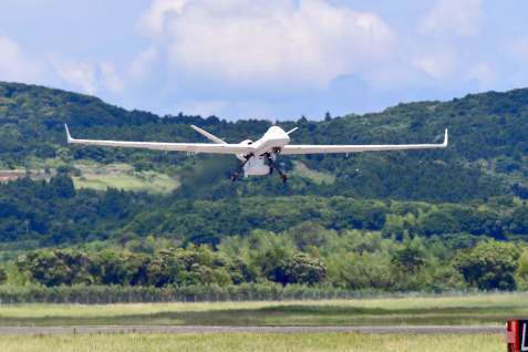 海上自衛隊鹿屋航空基地を離陸し上昇する大型無人機シーガーディアン（ＭＱ９Ｂ）＝６月１４日、鹿屋市