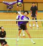 セッターとスパイカーの連係を確認するＦ鹿児島の選手＝１３日、日置市日吉総合体育館