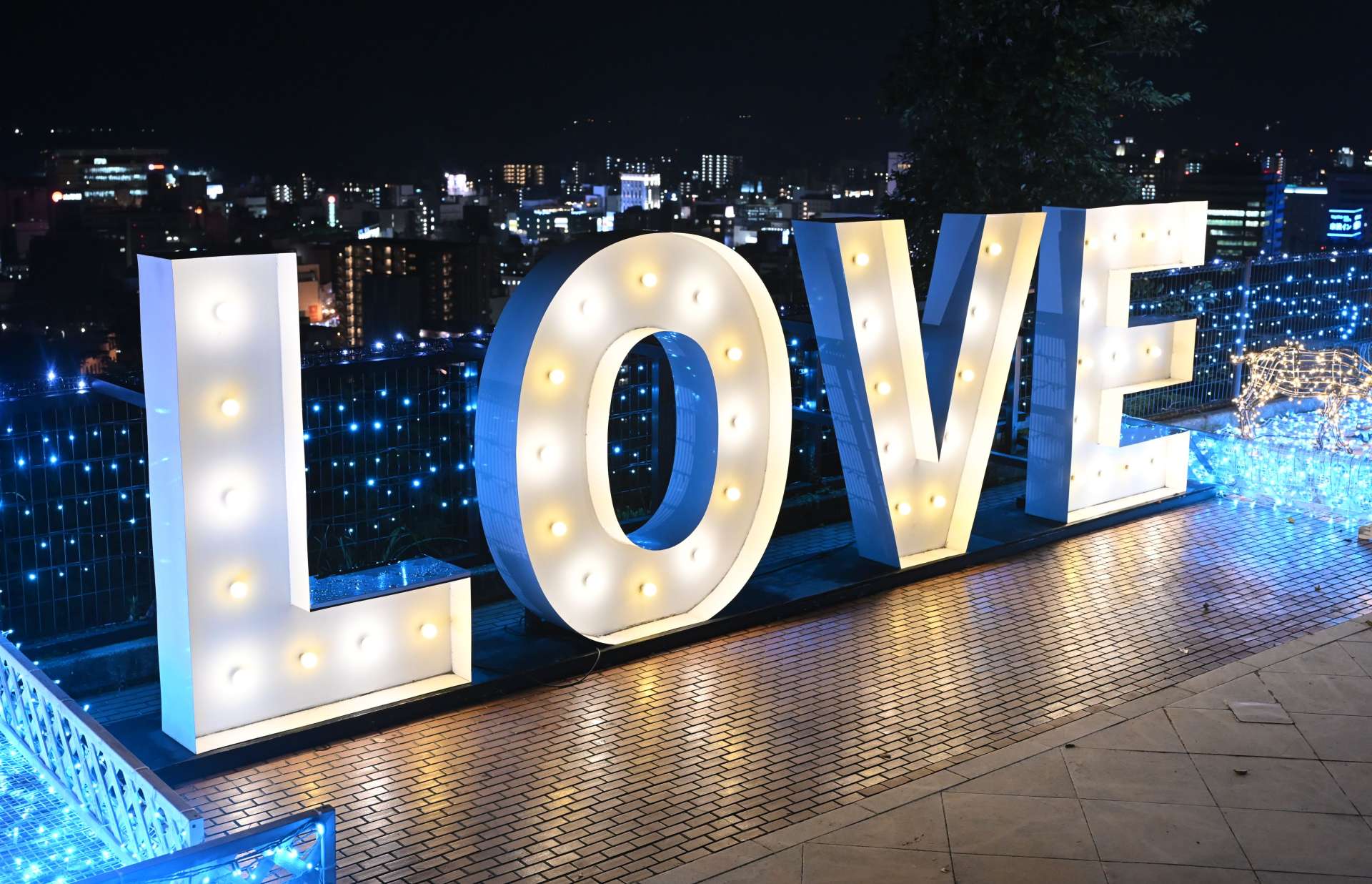 フォトスポットに最適なＬＯＶＥの文字のイルミネーション＝１５日、鹿児島市の城山ホテル鹿児島