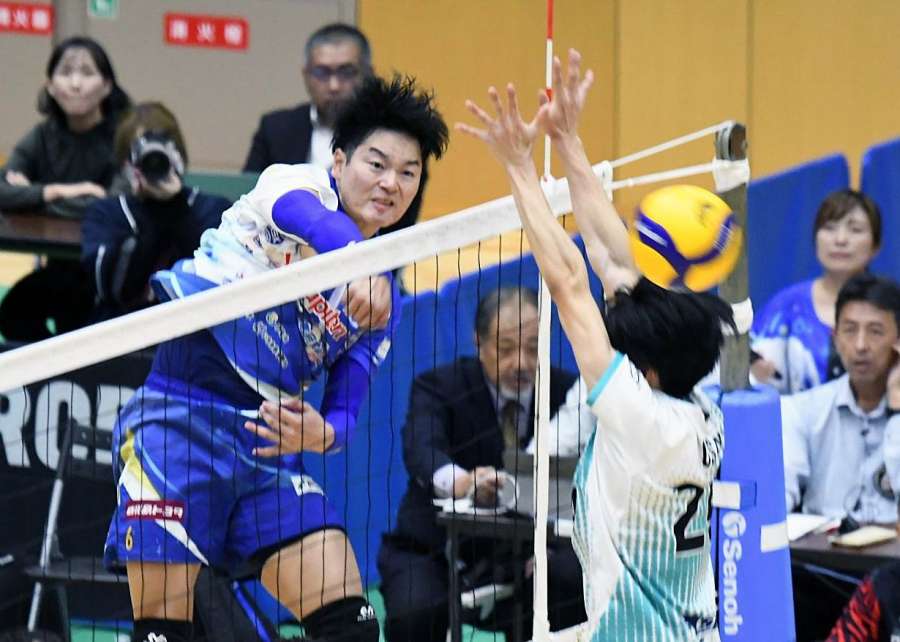 第２セット、スパイクを決めるＦ鹿児島の笠利＝Ｆアリーナいちき串木野