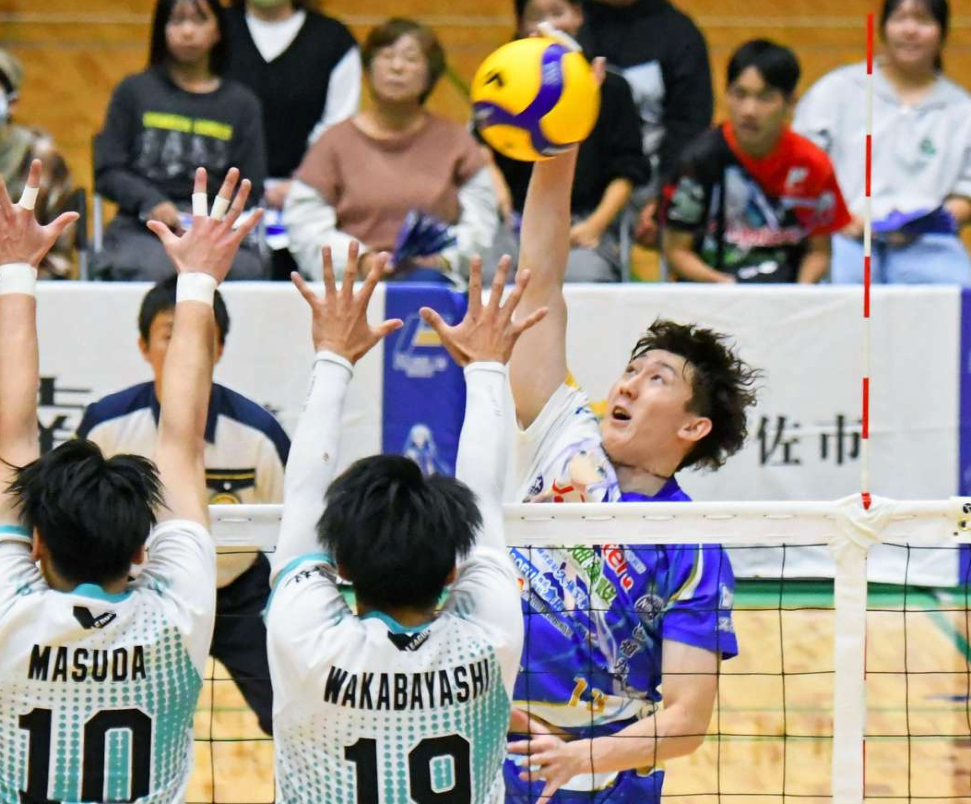 第３セット、相手ブロックの上からスパイクをたたき込むＦ鹿児島の坂元＝Ｆアリーナいちき串木野