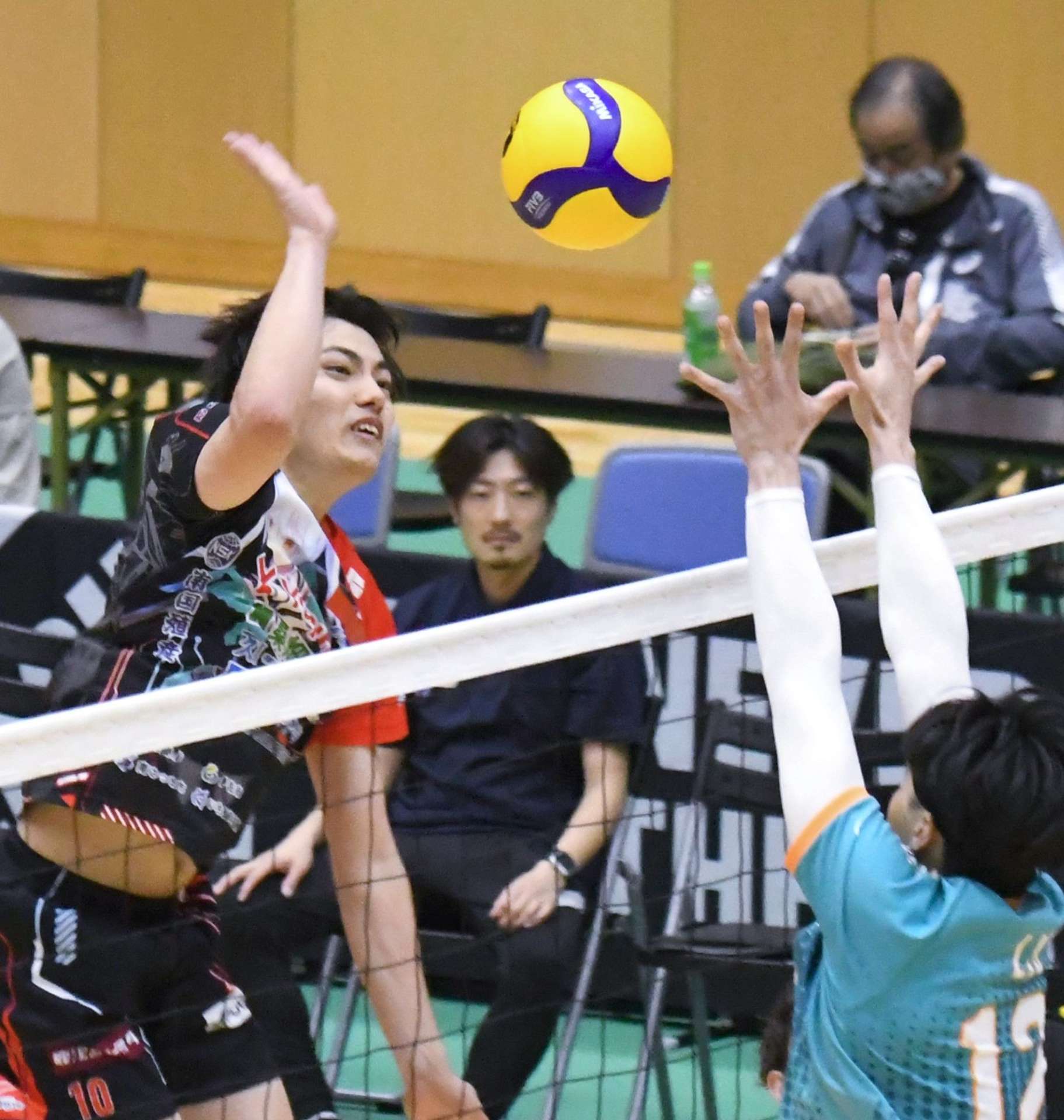 第２セット、速攻を決めるＦ鹿児島の藤原＝Ｆアリーナいちき串木野