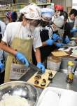キンパ作りに挑戦する児童＝出水市の蕨島小学校