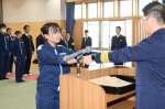 災害広報の部で優勝した池ノ上春菜さん（左）＝鹿児島市の鹿児島海上保安部七ツ島船艇用品庫