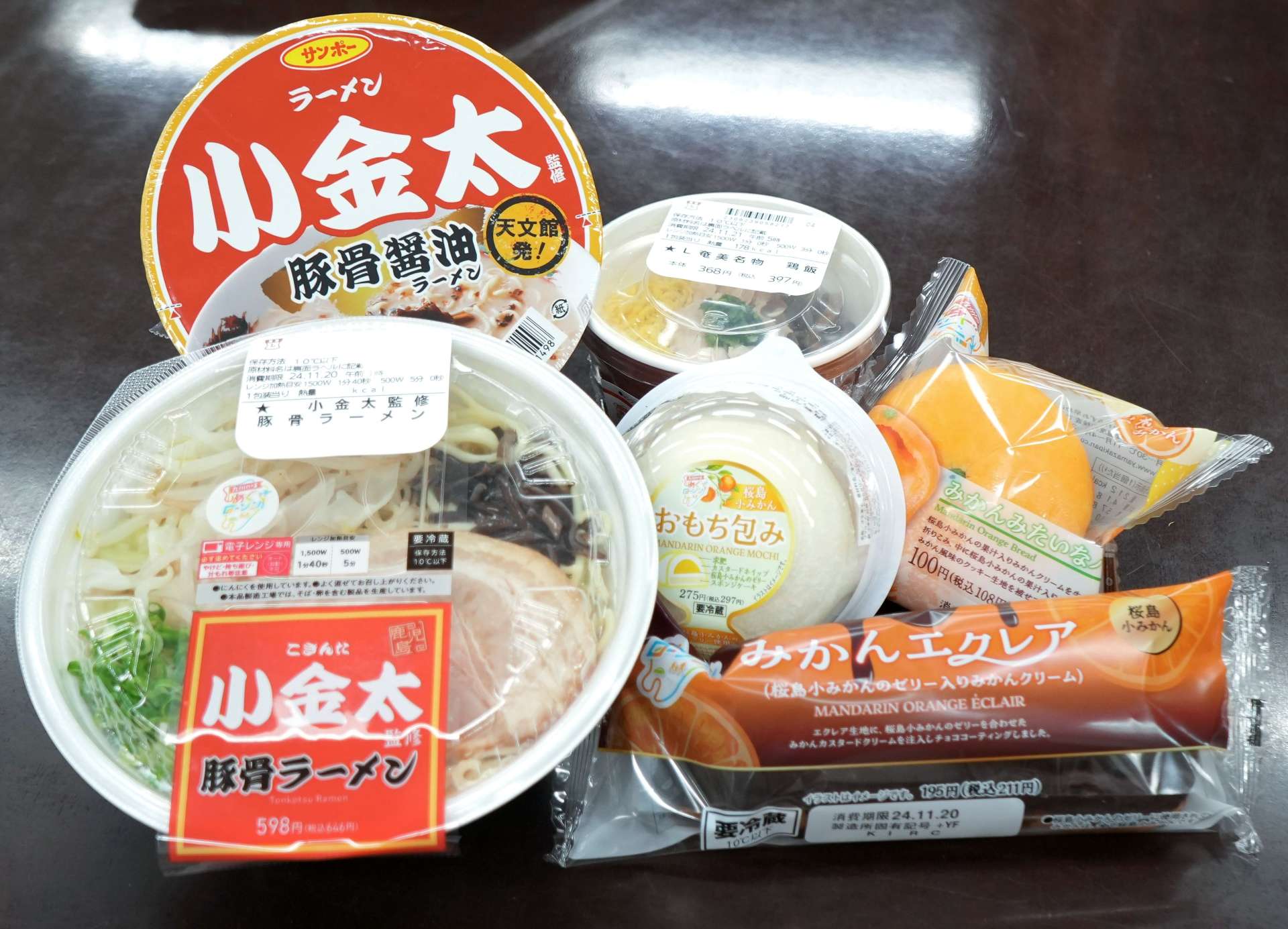 鹿児島にちなんだ商品＝１８日、鹿児島県庁
