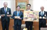 桜島小みかんを使う新商品をＰＲするローソン南九州の中川洋人社長（右から２人目）＝１８日、鹿児島県庁