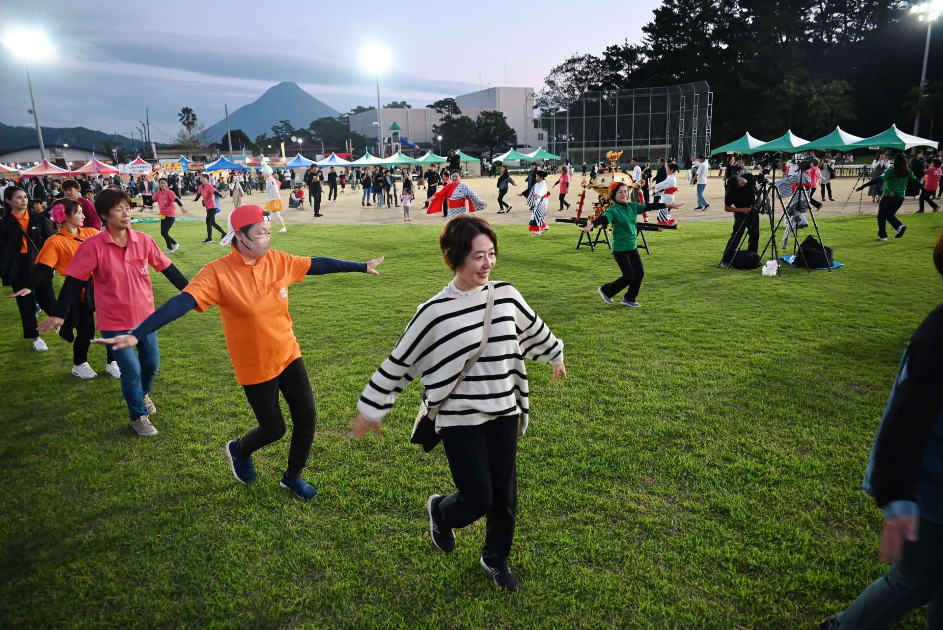 飛び入りも加わって盛り上がる「頴娃音頭」の踊り＝１７日、南九州市の頴娃運動公園