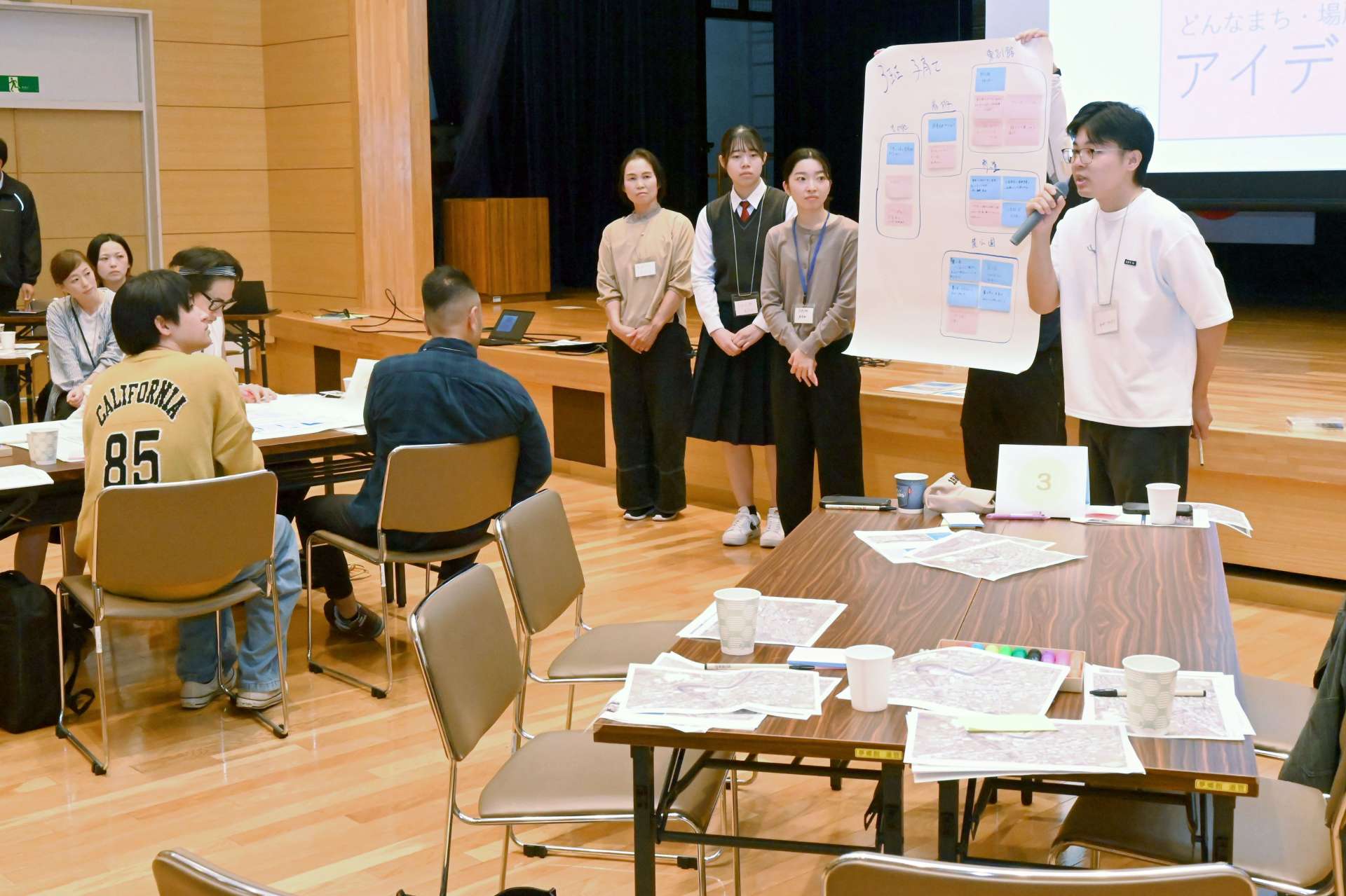 南九州市知覧庁舎一帯の街づくりについて意見発表する参加者＝１７日、同市のちらん夢郷館