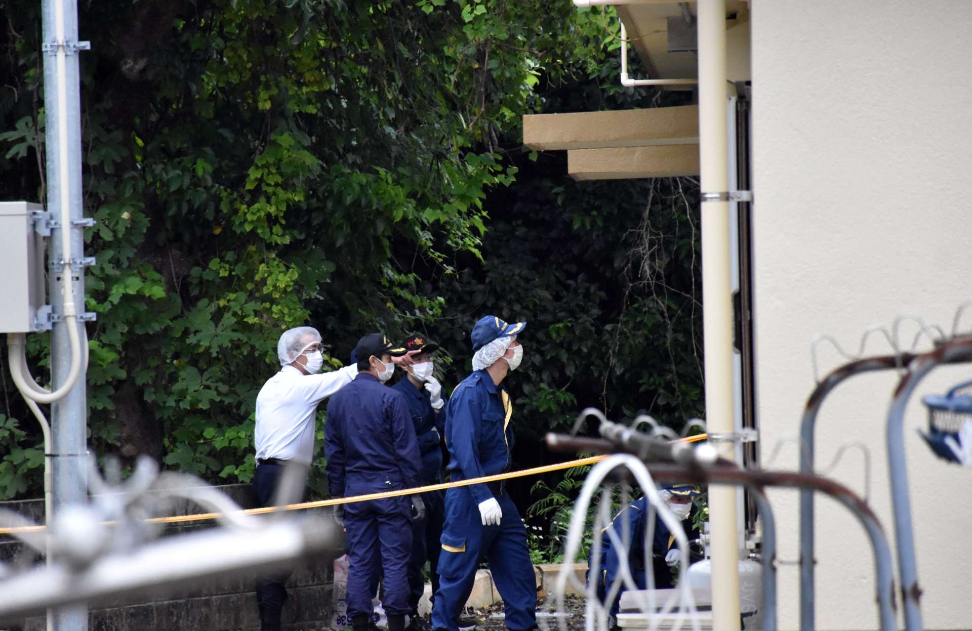 〈関連〉現場付近を捜査する警察官＝２１日午後４時４０分ごろ、伊仙町佐弁