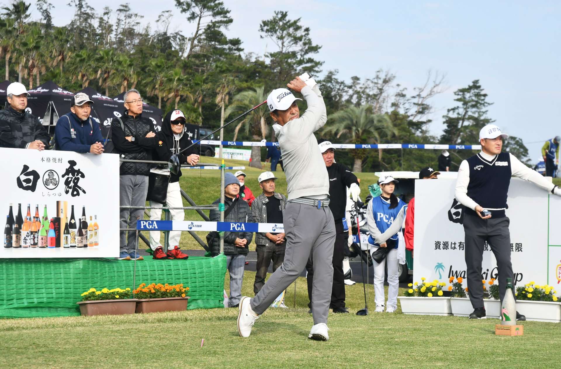 初日に熱戦を繰り広げる選手たち＝２２日、指宿市のいぶすきＧＣ