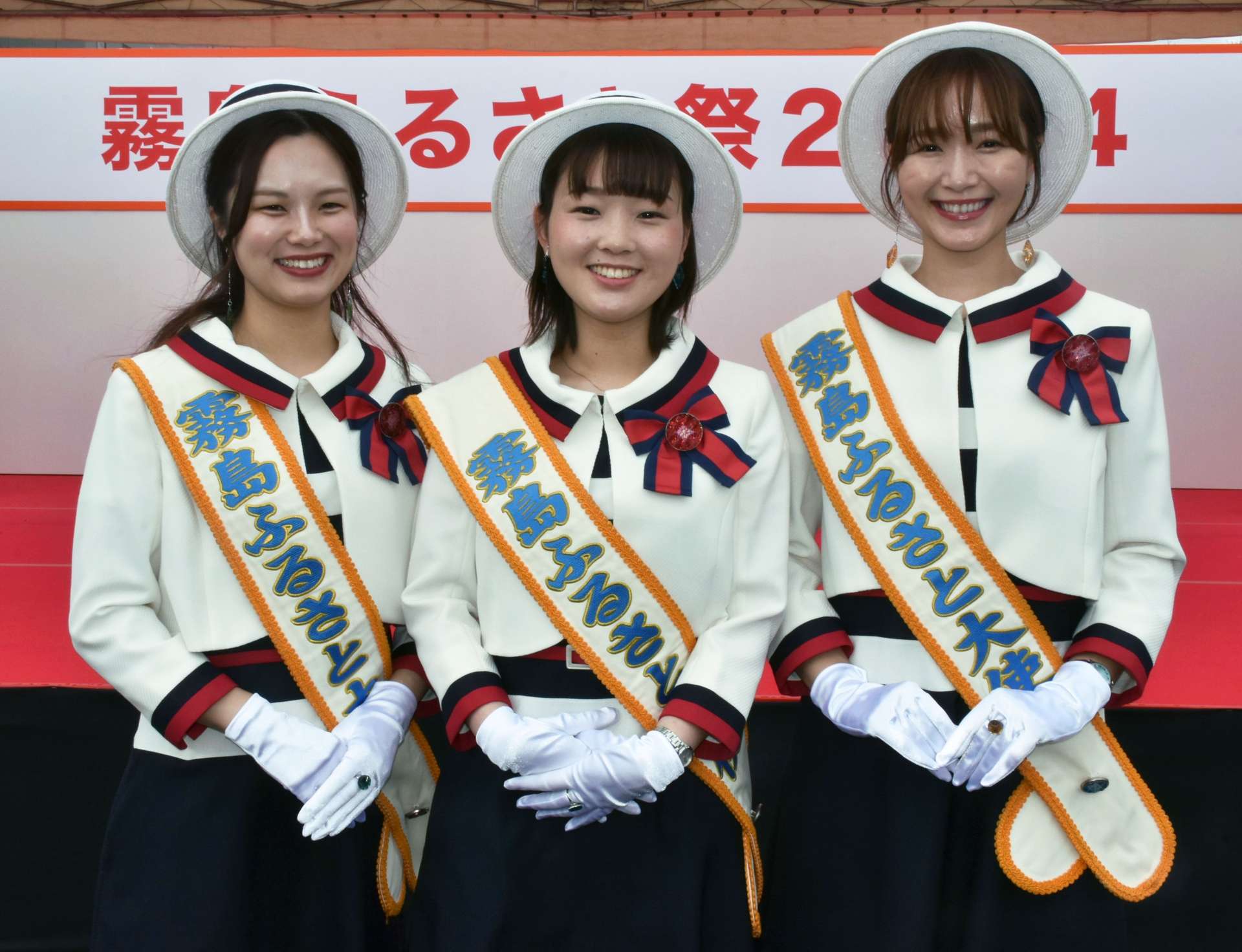 １７代目の霧島ふるさと大使に就任した（左から）宮内舞花さん、新川美菜さん、上妻未来さん＝霧島市役所