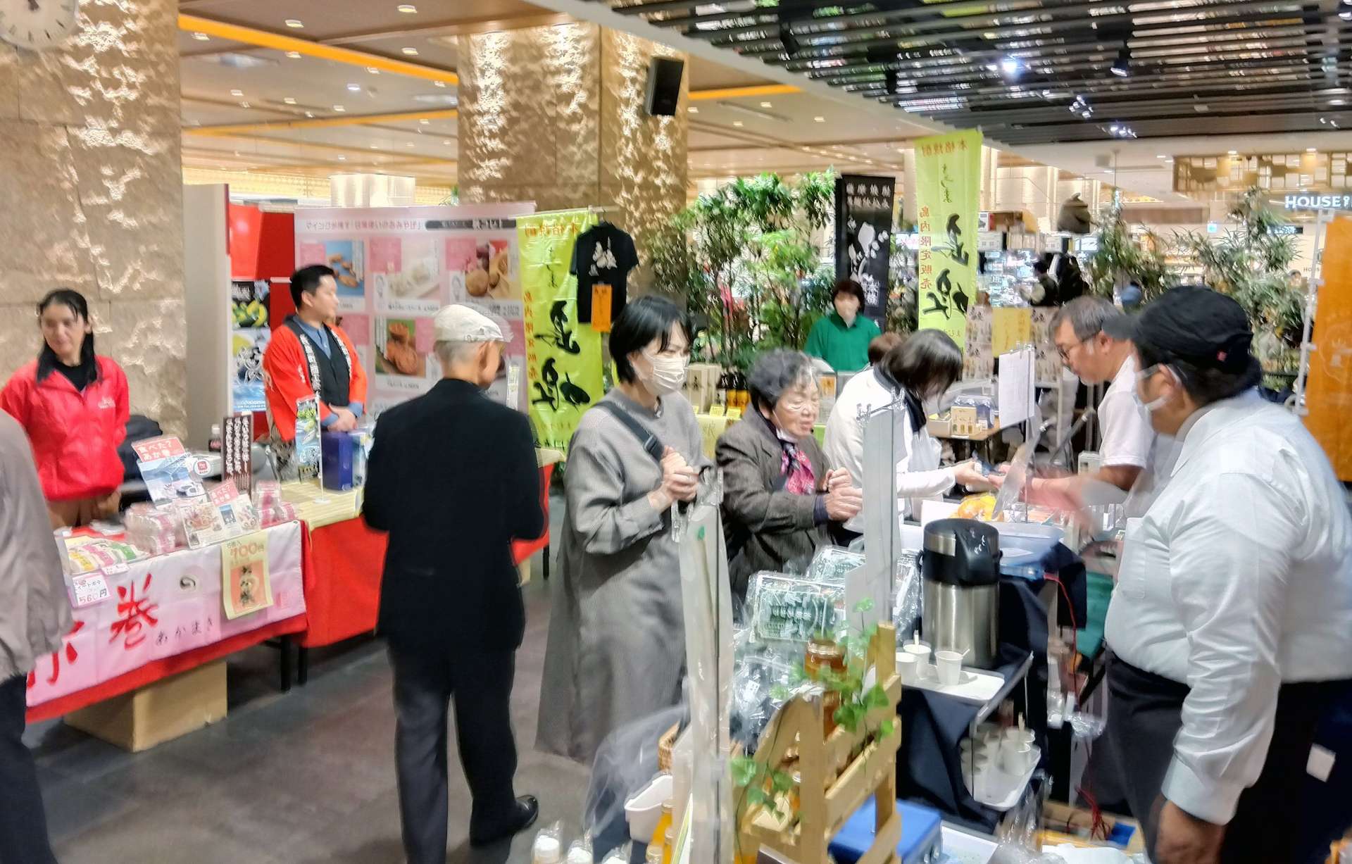 長島町の特産品が並ぶ「鹿児島離島の魅力発見フェア」＝２１日、福岡市