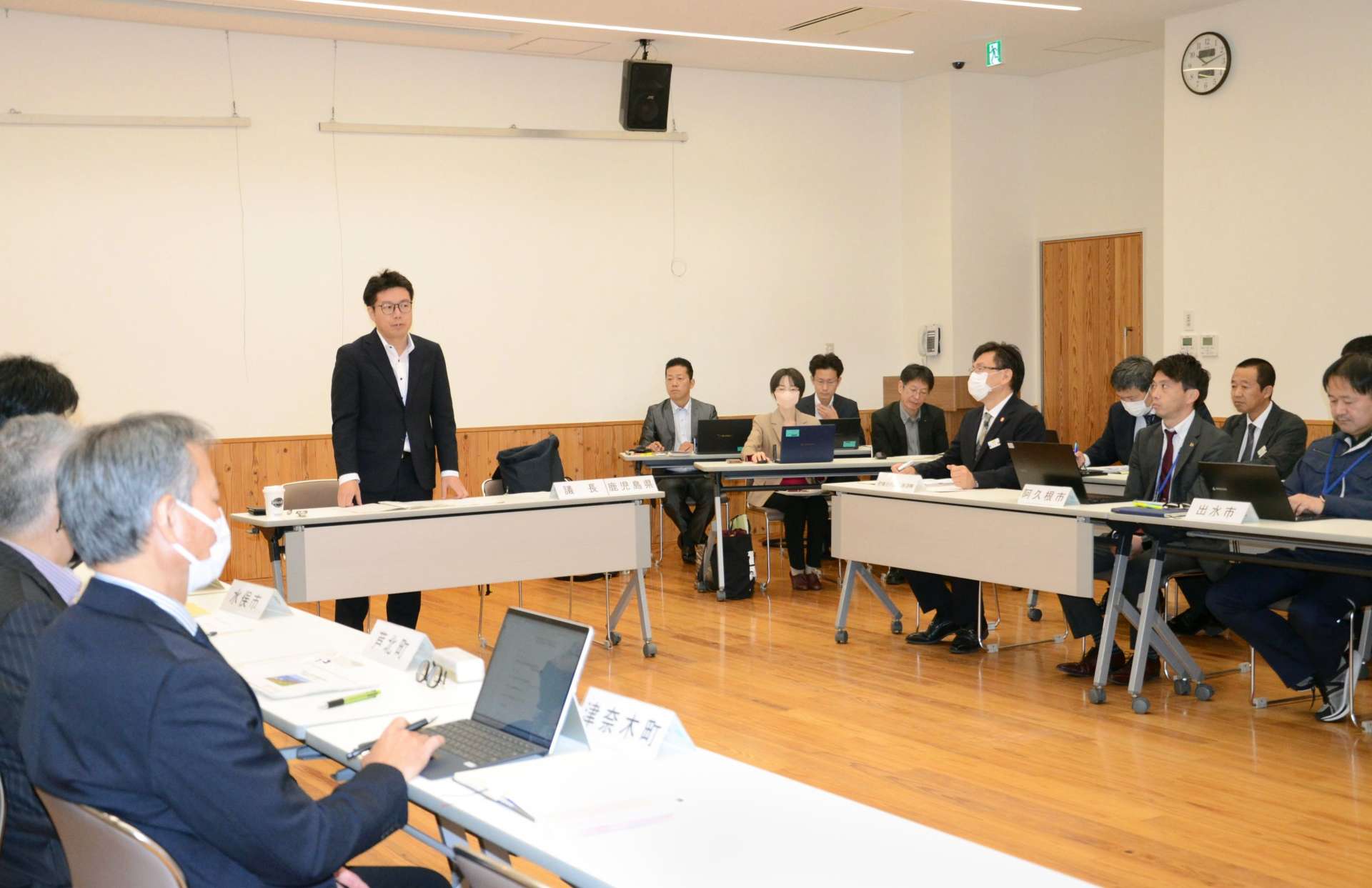 肥薩おれんじ鉄道の経営改善策を協議する未来戦略検討委員会＝２２日、出水市役所