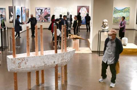 作品を熱心に鑑賞する来場者＝２３日、鹿児島市の黎明館
