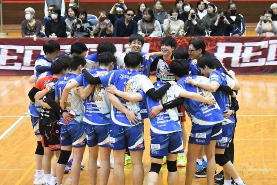 試合前に円陣を組んで気勢を上げるＦ鹿児島＝都城市早水公園体育文化センター　