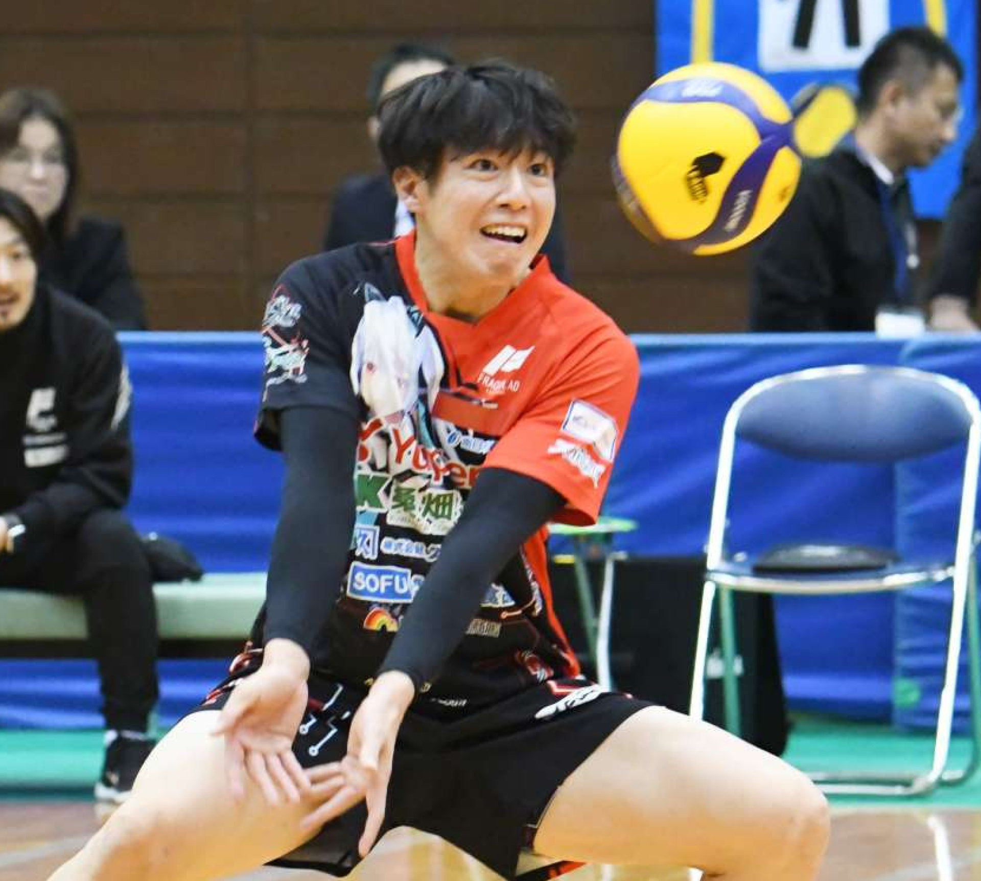 スパイクをレシーブするＦ鹿児島のリベロ・久保田＝早水公園体育文化センター