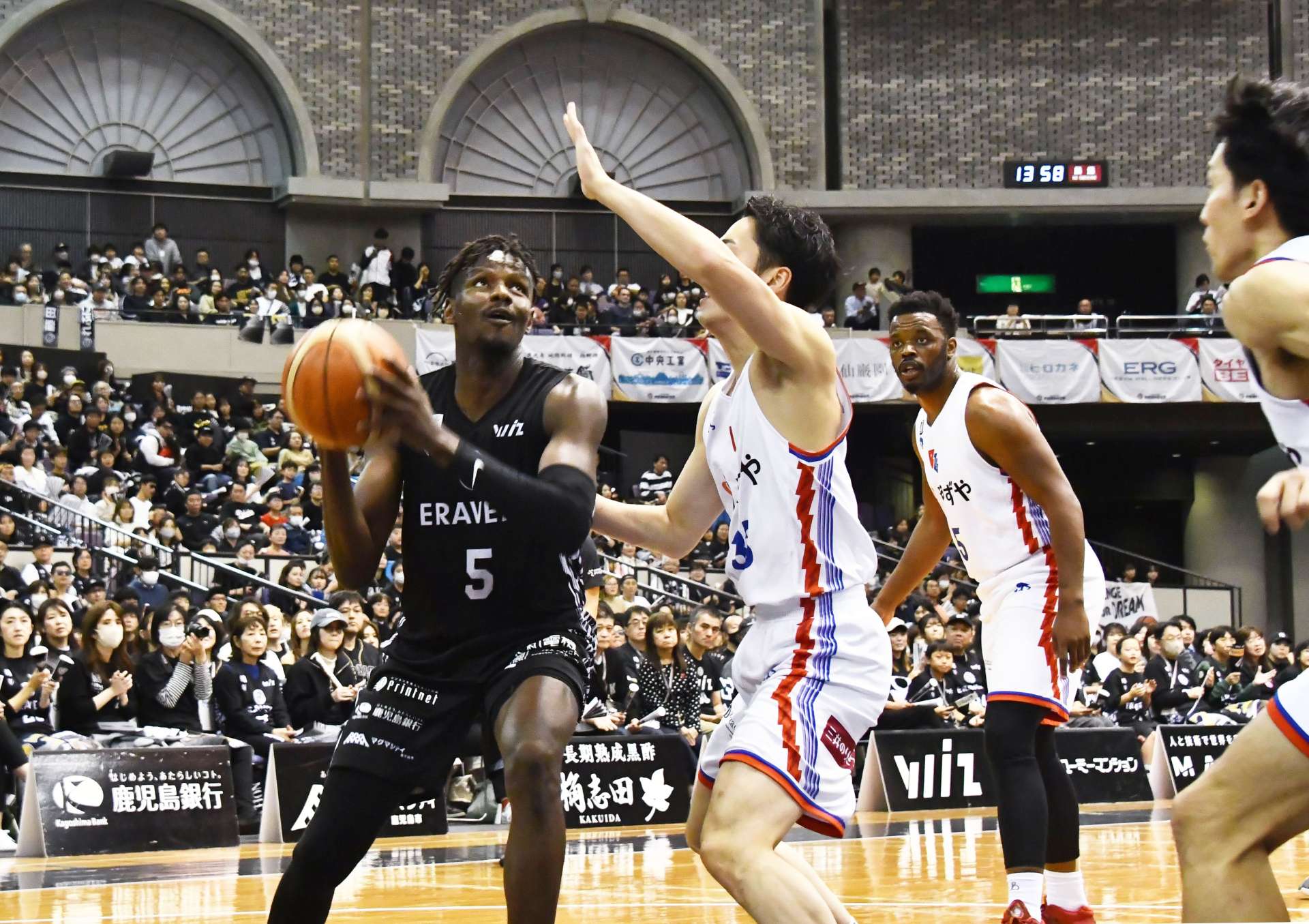 前半、ゴール下に攻め込むレブナイズの伴馬＝鹿児島市の西原商会アリーナ