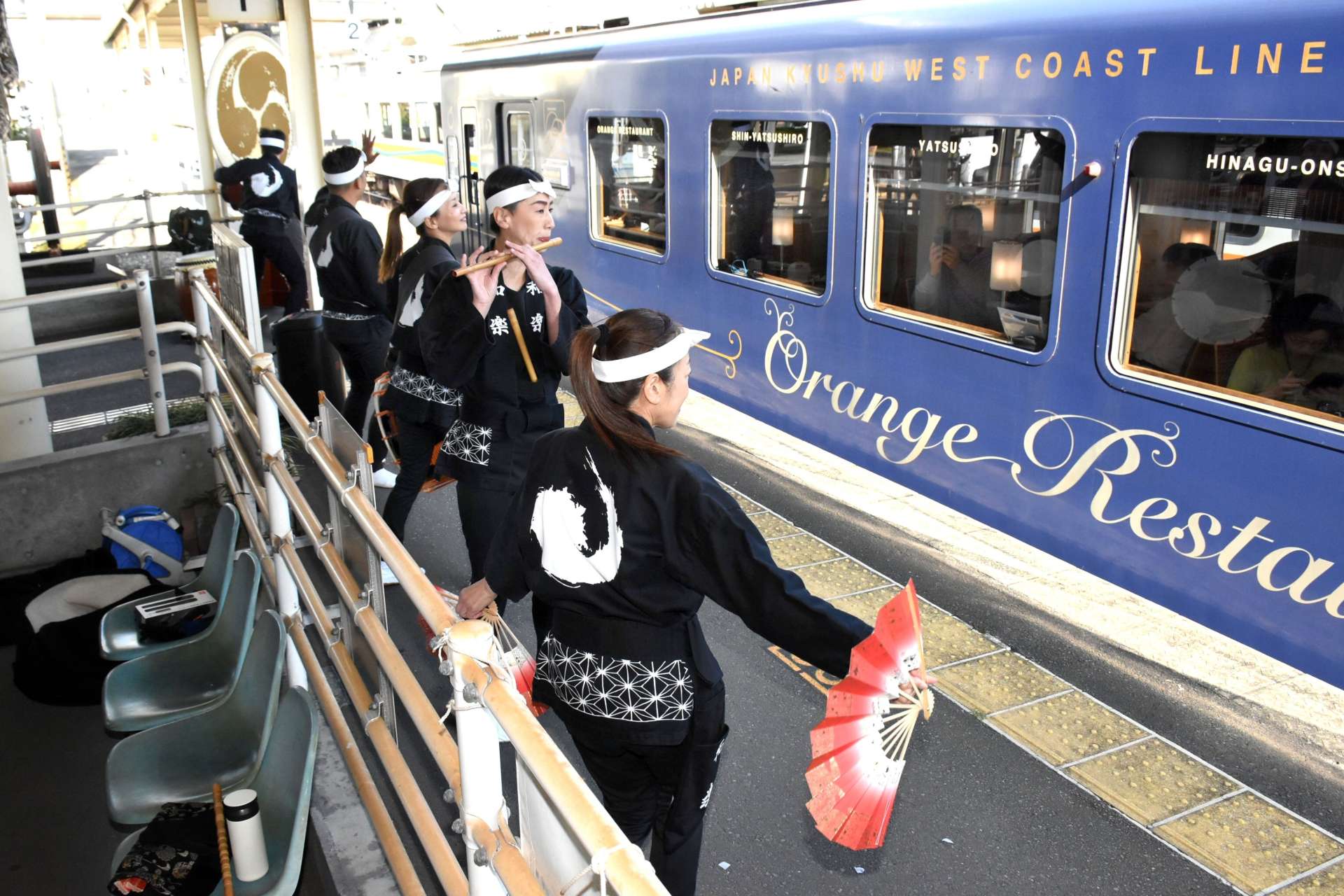 乗客を和太鼓などでもてなす「和楽」の５人＝２２日、出水市の肥薩おれんじ鉄道・出水駅