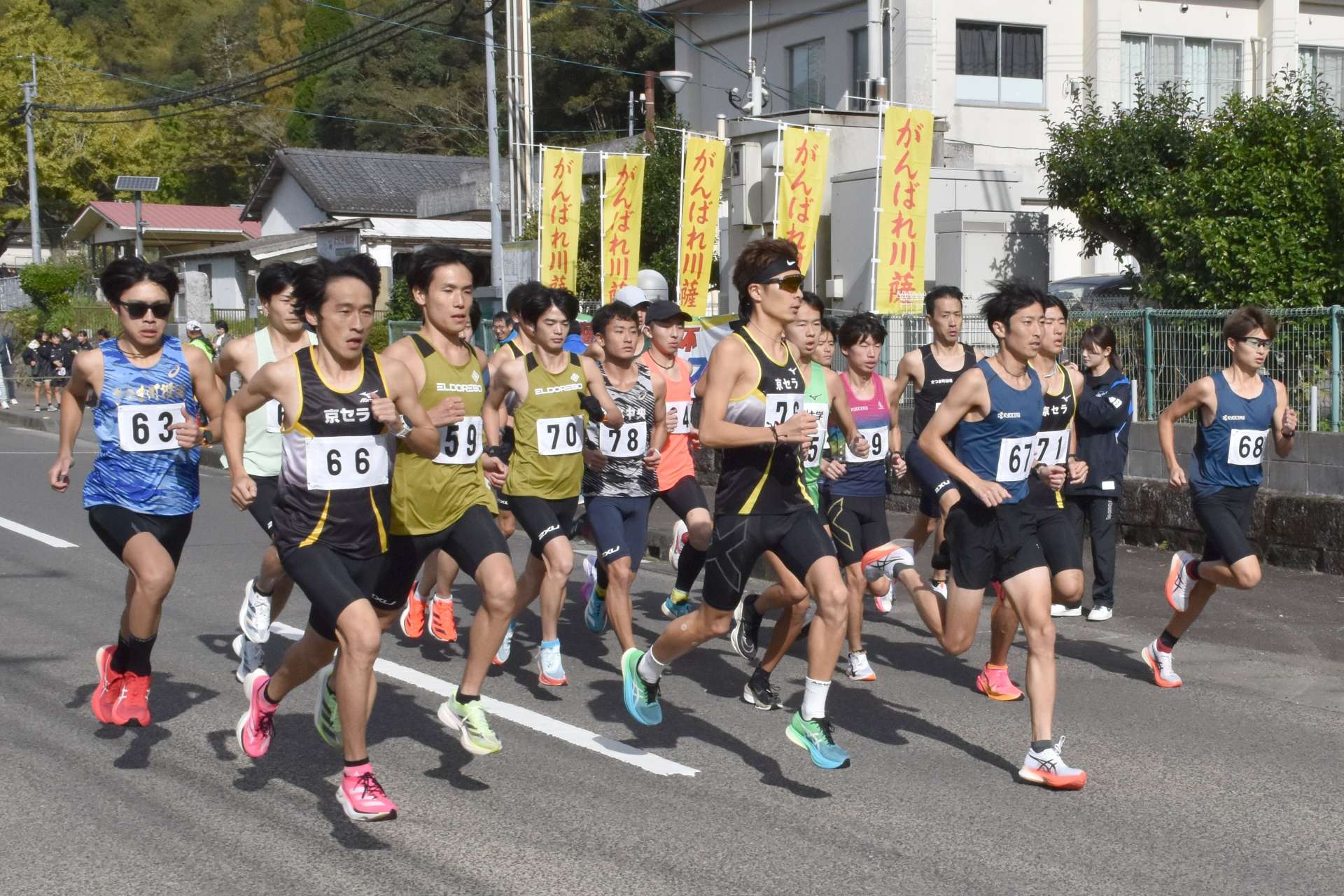 スタートする川薩チームの選手ら＝２４日、薩摩川内市陽成町