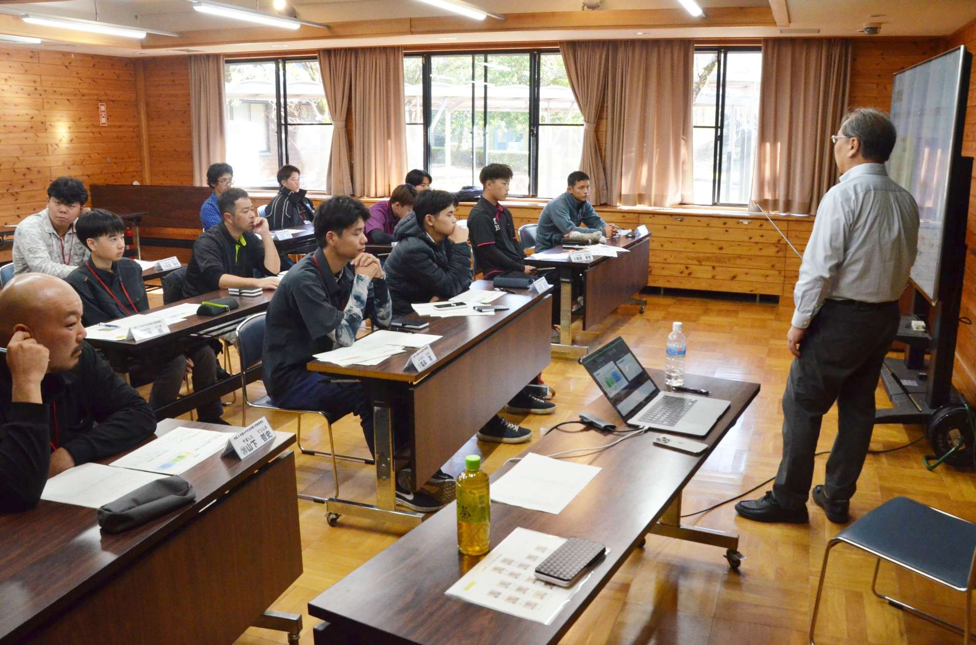 みやざき林業大学校の授業風景。２０２４年度入学の２０人が学ぶ＝１８日、宮崎県の県林業技術センター